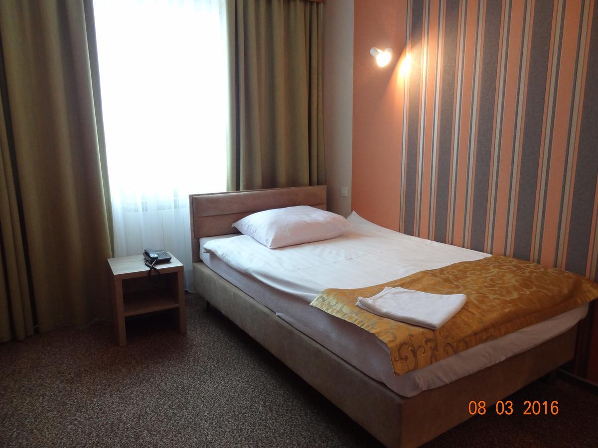 Hotel Restauracja Cukropol Gostyń Esterno foto