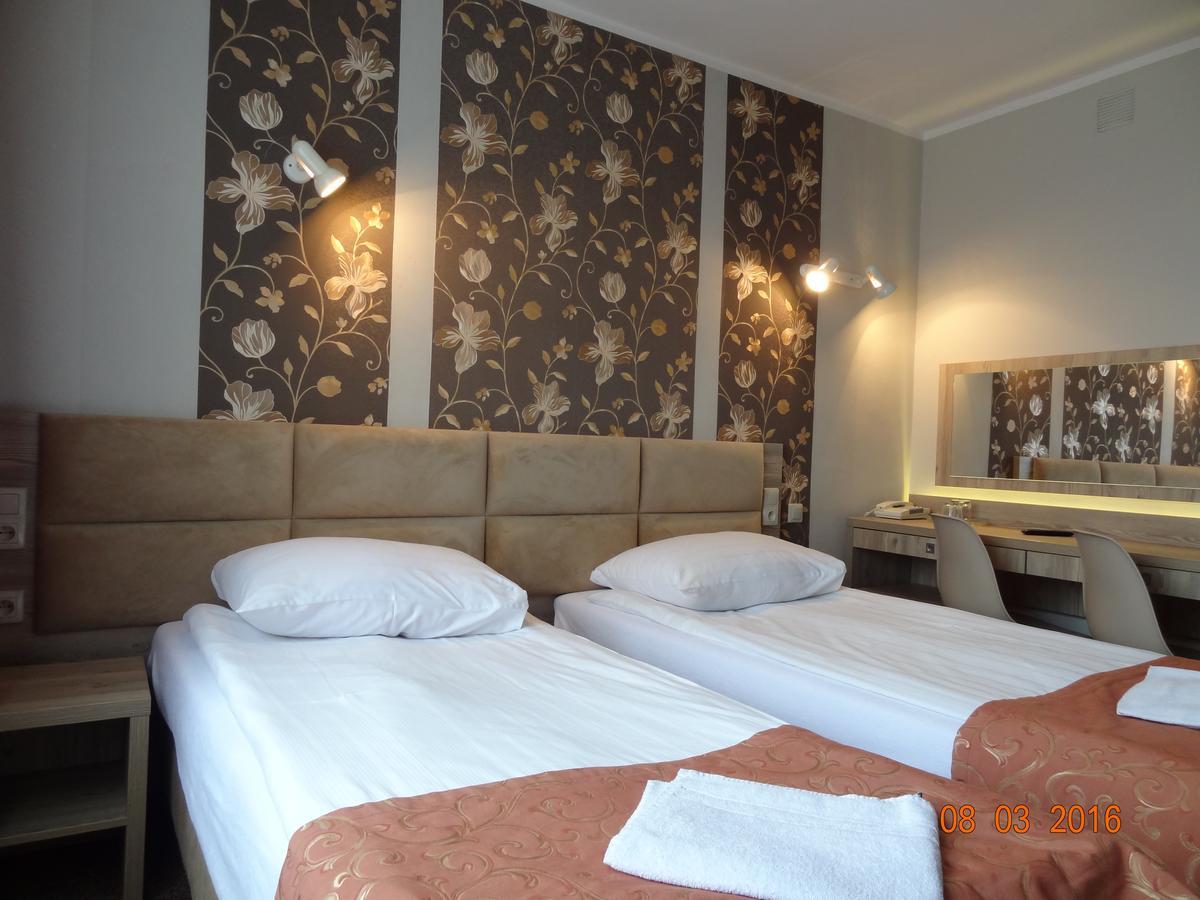 Hotel Restauracja Cukropol Gostyń Esterno foto